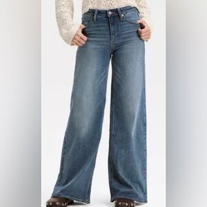 Universal Thread Women’s High-rise Everyday 
Wide Leg Jean Size 12/Regular